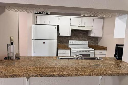 Kuchyň nebo kuchyňský kout v ubytování Waterfront escape Okeechobee