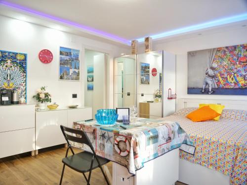 a bedroom with a bed and a desk with a chair at LaTanaDiFedro - Monolocale tra centro storico e mare in Grado