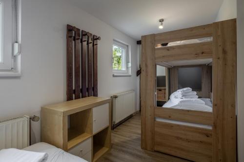 Ένα ή περισσότερα κρεβάτια σε δωμάτιο στο Chata Boží Dar 63