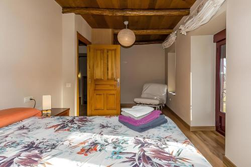 Ένα ή περισσότερα κρεβάτια σε δωμάτιο στο Casa Rural Ucedo