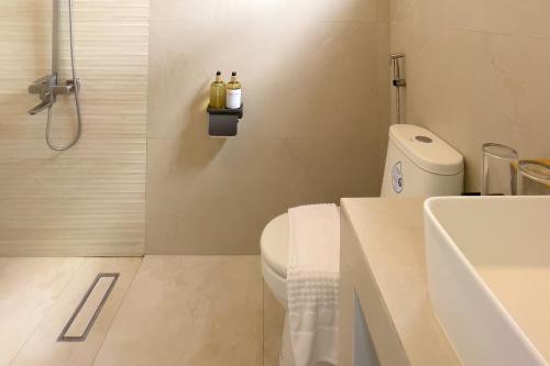 Et badeværelse på Salacia Beachfront Resort managed by MA Group