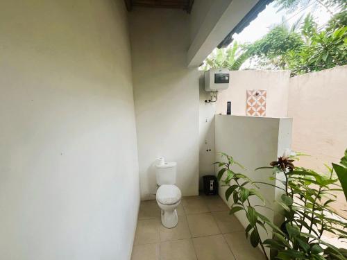 クタにあるADA Roomsの植物のある部屋のバスルーム(トイレ付)