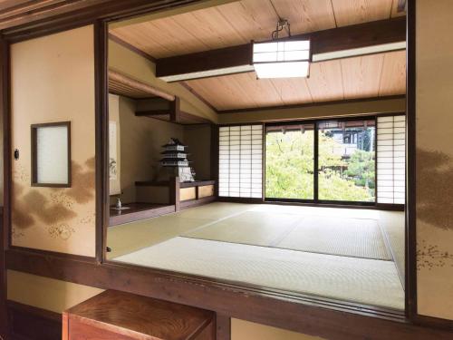 伊東市にある横浜藤よし伊豆店のマットが備わる広い客室で、大きな窓があります。