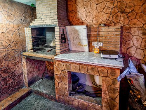 cocina con horno de ladrillo en una habitación en Casa Viria, en Navaluenga