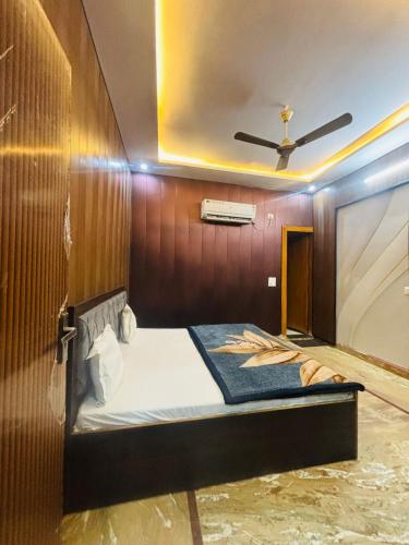 Un pat sau paturi într-o cameră la Shree ji sharnam