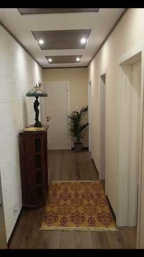 een hal met een kamer met een tapijt op de vloer bij Modern two bedroom apartment in Valletta in Is-Swatar