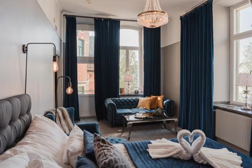 una sala de estar con una cama y un sofá en Haparanda Stadshotell, en Haparanda