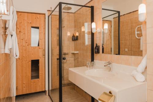Un baño con lavabo y ducha en Haparanda Stadshotell, en Haparanda