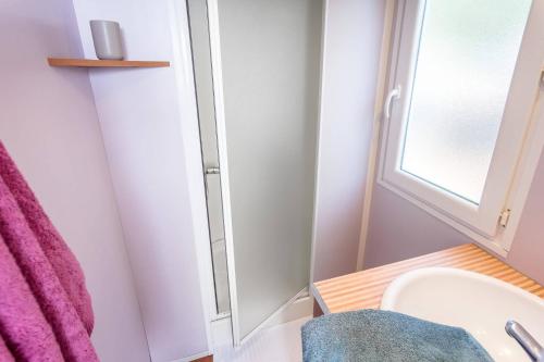 une salle de bain avec un lavabo et une fenêtre dans l'établissement Camping Le Soleil des Landes, à Lit-et-Mixe