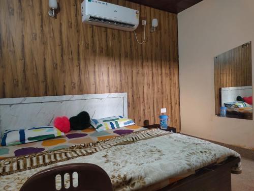 Un pat sau paturi într-o cameră la Shree ji sharnam