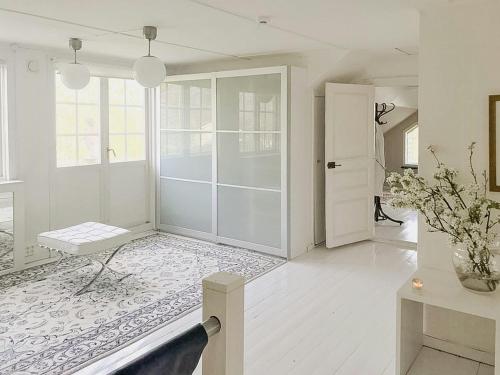 Ένα ή περισσότερα κρεβάτια σε δωμάτιο στο Charming Artist's House In Söderåkra