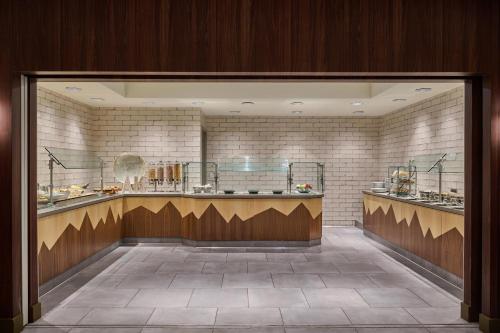 una habitación con aasteryasteryasteryasteryasteryasteryasteryasteryasteryasteryasteryasteryasteryastersysteryastery en Hilton Anchorage, en Anchorage