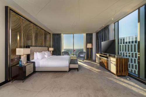 Postel nebo postele na pokoji v ubytování Waldorf Astoria Berlin