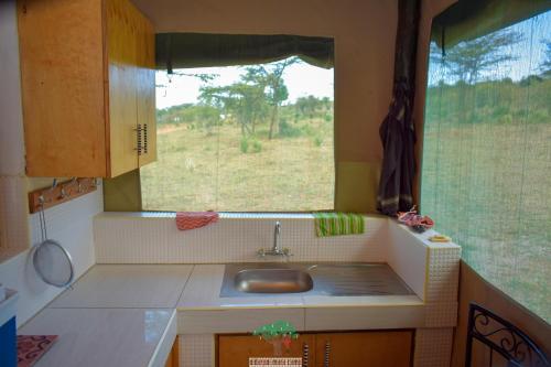 Kuchyň nebo kuchyňský kout v ubytování Oldarpoi Wageni Camps