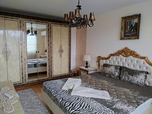 En eller flere senge i et værelse på Вила Езерото