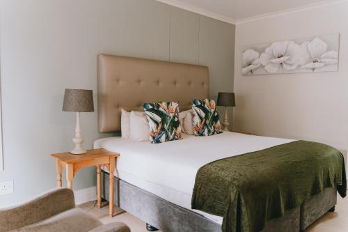 Ένα ή περισσότερα κρεβάτια σε δωμάτιο στο The Riverside Hotel