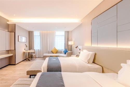 Postel nebo postele na pokoji v ubytování Echarm Hotel Nanning Wuxiang Headquarters Base