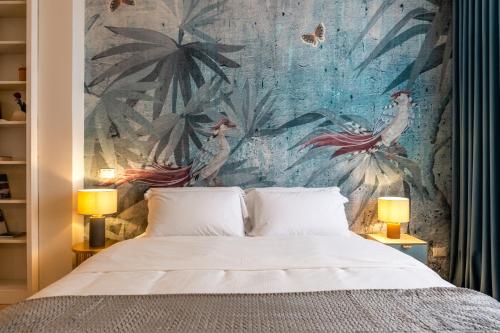 ein Schlafzimmer mit einem Bett mit Blumentapete in der Unterkunft SanFrancesco Suite in Padua