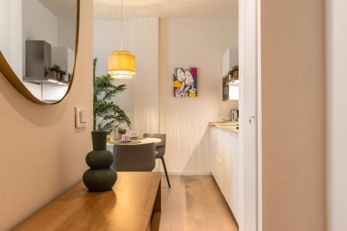 ein kleines Zimmer mit einem Tisch und einem Stuhl in der Unterkunft SanFrancesco Suite in Padua