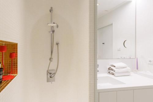 a bathroom with a shower and a sink at Exklusives Skyline-View Loft - Nähe Zentrum Wien in Vienna