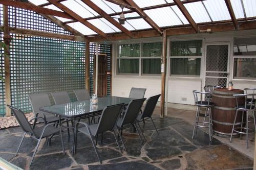 patio con tavolo, sedie e botte di Paradise at Port Hughes - Family Beach Escape a Port Hughes