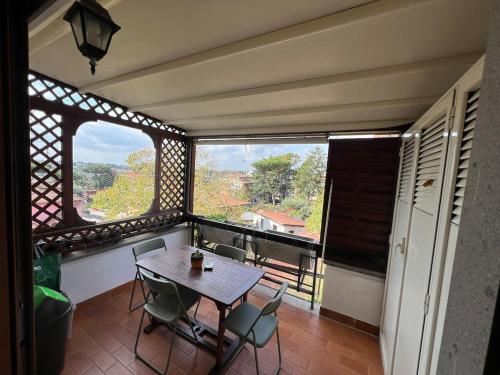 Rõdu või terrass majutusasutuses Cassia with terrace 20 minutes from San Pietro