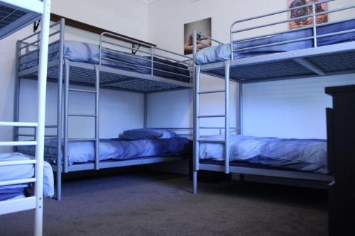 Camera con 2 Letti a Castello e Lenzuola Blu di Paradise at Port Hughes - Family Beach Escape a Port Hughes