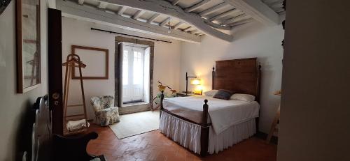 ein Schlafzimmer mit einem Bett und einem großen Fenster in der Unterkunft Villa Lagoa Family - Premium Location in Lagoa