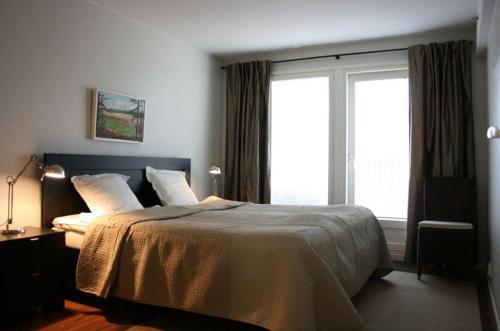 Un dormitorio con una cama y una ventana grande en Levin Alppihuoneistot 3 as 9 Visit Levi, en Levi