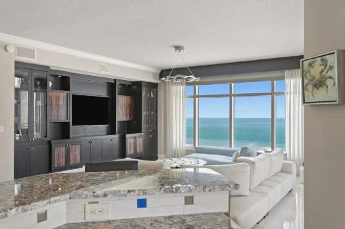 Μια τηλεόραση ή/και κέντρο ψυχαγωγίας στο Elegant Three-Bedroom Waterfront Apartment with Bay Views