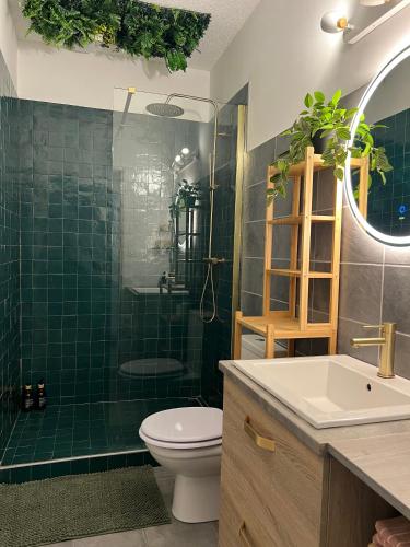 Koupelna v ubytování Jungle Room avec Jacuzzi privé