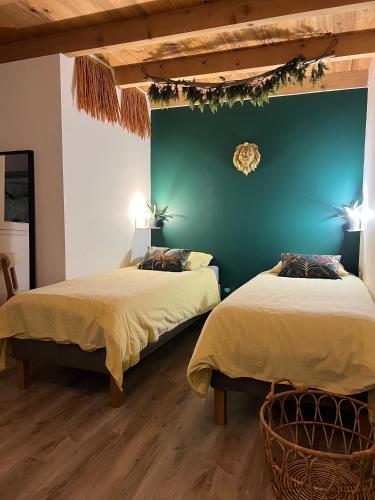 Postel nebo postele na pokoji v ubytování Jungle Room avec Jacuzzi privé