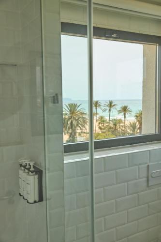 ein Badezimmer mit Dusche und Meerblick in der Unterkunft Hotel Almirante in Alicante