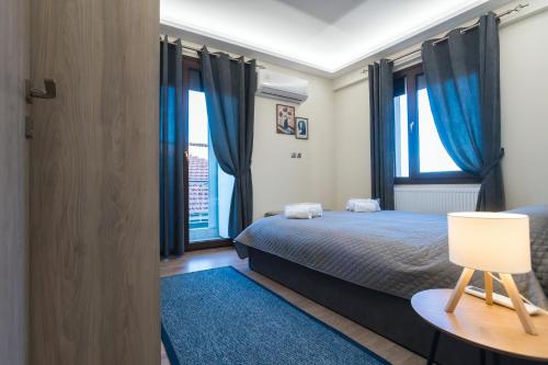 Ένα ή περισσότερα κρεβάτια σε δωμάτιο στο Venetia's Kastoria Home