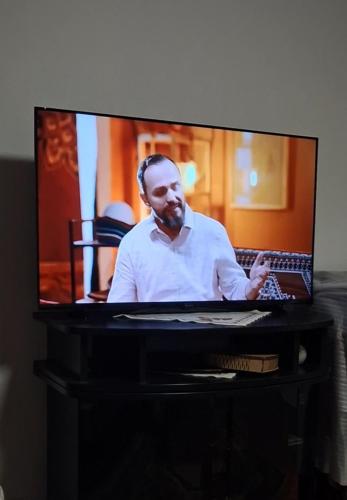 een televisiescherm met een man erop bij SUN vikendica in Rožaje