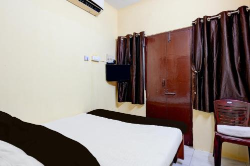 Postel nebo postele na pokoji v ubytování Hotel O Cooum Riverview Chennai Formerly Nimalan Residency