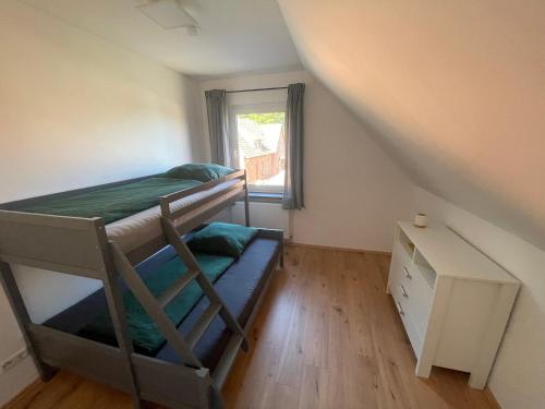 a bedroom with two bunk beds and a window at 3 Schlafzimmer l Südbalkon l Waldrand l Saniert in Hagenburg