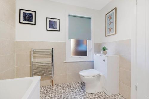 Et badeværelse på New! 4BR in Raby Gardens