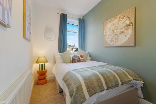 En eller flere senge i et værelse på New! 4BR in Raby Gardens