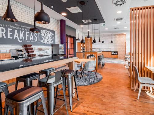 Ein Schnellrestaurant mit Bar und Barhockern in der Unterkunft Premier Inn Mannheim City Centre in Mannheim