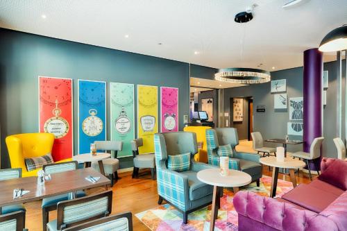un restaurante con muebles coloridos, mesas y sillas en Premier Inn Frankfurt City Europaviertel, en Frankfurt