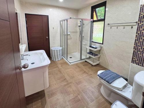 Phòng tắm tại NBC Condo, 2-BR, NaiHarn Beach