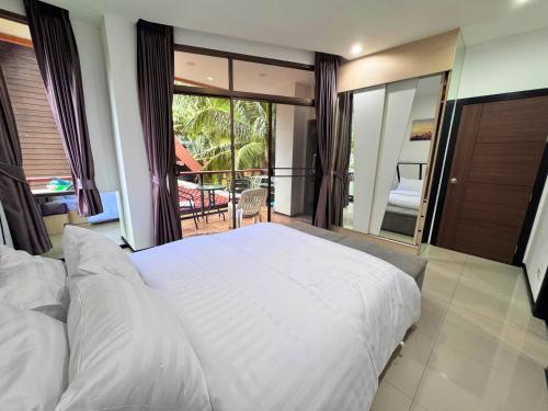 Giường trong phòng chung tại NBC Condo, 2-BR, NaiHarn Beach