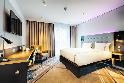 Postel nebo postele na pokoji v ubytování Premier Inn Darmstadt City Centre