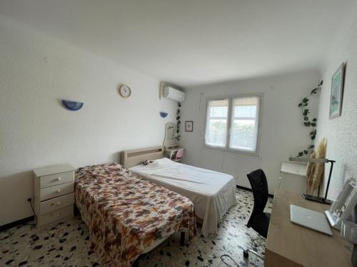 Postel nebo postele na pokoji v ubytování Grande villa familiale à 5 min des plages en voiture - 4 chambres - wifi - clim - stationnement facile - grande cour