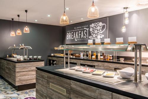 Un restaurante con un mostrador con comida. en Premier Inn Braunschweig City Centre, en Brunswick