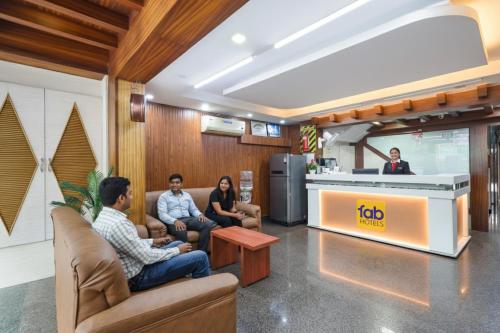 een groep mensen die in een wachtkamer zitten bij FabHotel RKH Skylink Residency in Chennai