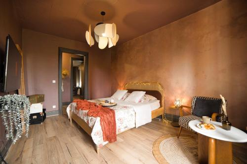 Postel nebo postele na pokoji v ubytování Pacat séjour insolite jacuzzi privée 5 min centre