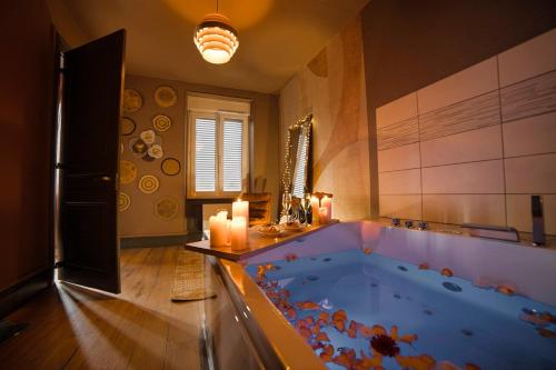 Fotografie z fotogalerie ubytování Pacat séjour insolite jacuzzi privée 5 min centre v destinaci Mulhouse