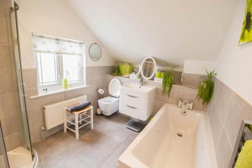 Vannituba majutusasutuses Blachington Cottage, Stunning and Central By Air Premier